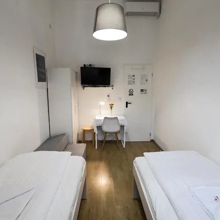 בודפשט Pest-Port Apartment 4 Rooms For 16 Person מראה חיצוני תמונה